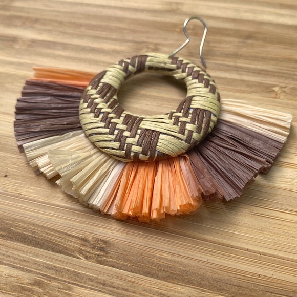 Fun beachy large 'straw' earrings - Picture 4 of 9